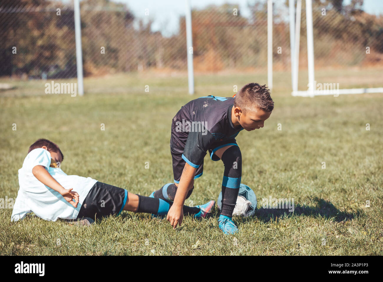 Fútbol para niños - los niños jugadores entrenamiento en campo de fútbol Foto de stock