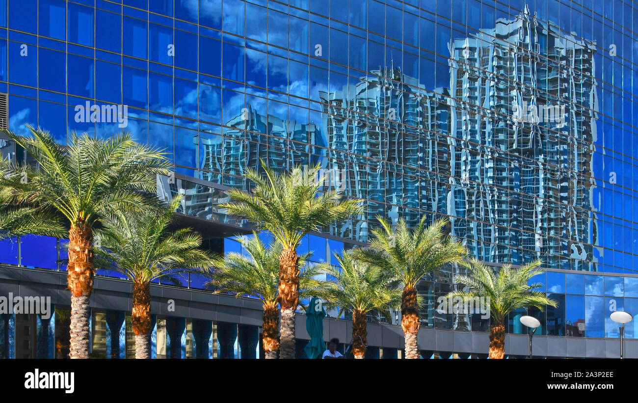 Por Elara Hilton Grand Vacations. Las Vegas, NV, EE.UU., 10-03-18 Este lujoso hotel de 52 pisos con cristales azules refleja abstractamente edificios cercanos Foto de stock