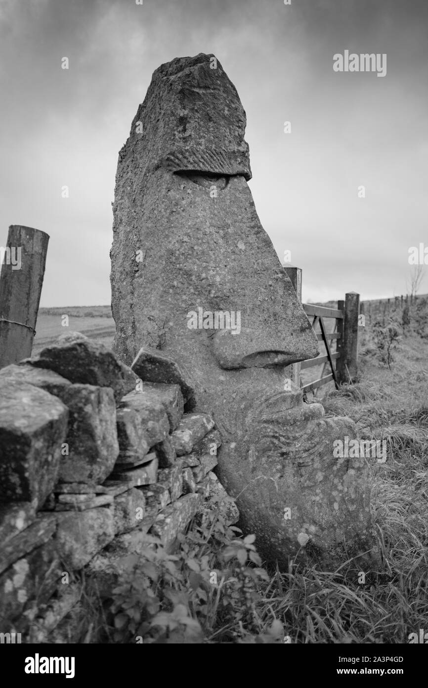 El Asistente Whirlaw escultura se asienta debajo, el Gritstone Bridestones, formaciones rocosas cerca de Todmorden, West Yorkshire, Inglaterra Foto de stock