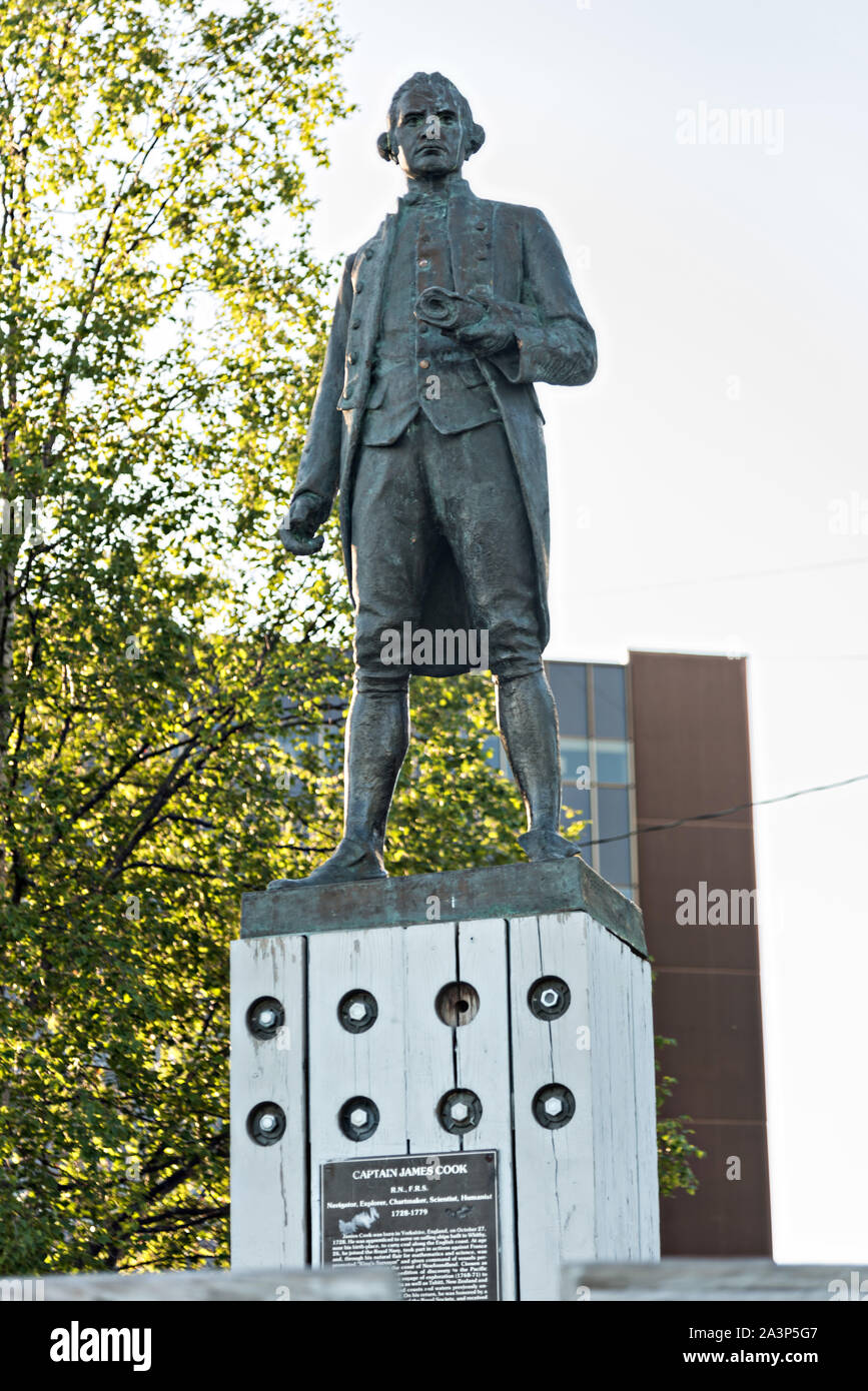 Estatua del Capitán James Cook en resolución Park en el centro de Anchorage, Alaska. Cook fue el explorador británico, navegante, cartógrafo, y capitán de la Royal Navy acreditado con la identificación de lo que llegó a ser conocido como Cook Inlet en Alaska. Foto de stock