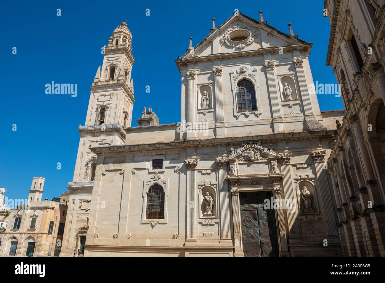 Fachada Lateral de la Cattedrale di Santa Maria Assunta (Iglesia de Santa María de la Asunción) en la Piazza del Duomo en Lecce, Apulia (Puglia) del sur de Italia Foto de stock