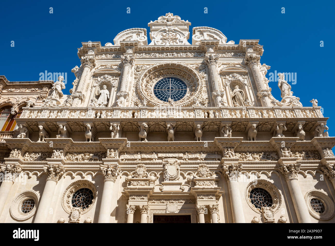 Fachada barroca de la Basílica di Santa Croce (Iglesia de la Santa Cruz) en Via Umberto I en Lecce, Apulia (Puglia) en el sur de Italia Foto de stock