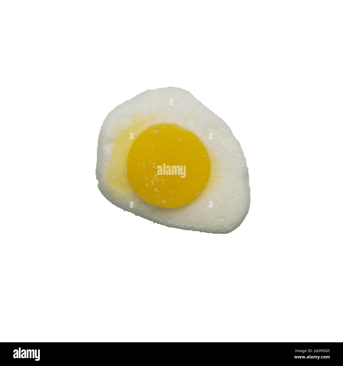Un huevo frito dulce sobre un fondo blanco. Foto de stock