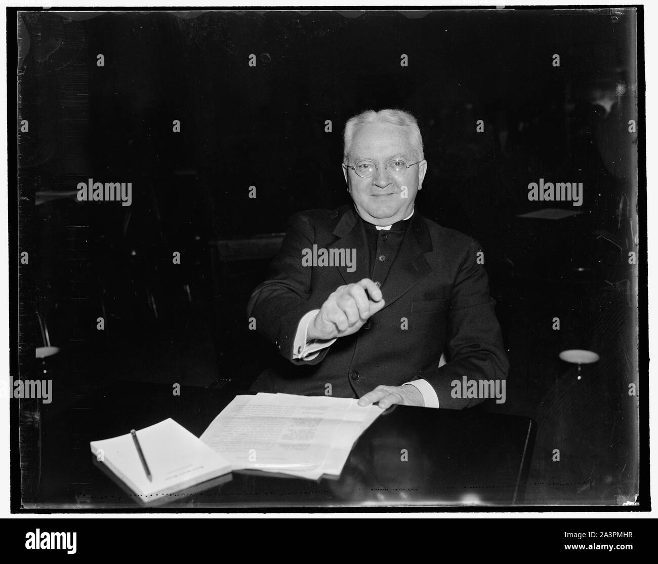 St. Louis educador se opone al plan de corte. Washington, D.C., el 14 de abril. El presidente del tribunal del plan de reorganización es sin precedente, sin razón y sin mérito, Rev. Linus Lilly, jefe de la Facultad de Derecho de la Universidad de San Luis, dijo a la Comisión Judicial del Senado hoy, 4/14/1937 Foto de stock