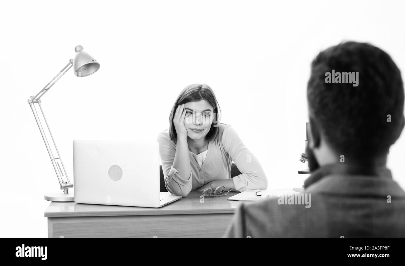 Entrevista va bien. Bastante boss la toma de decisiones acerca del solicitante de empleo. Hombre de aplicar para el trabajo. HR Manager es la realización de una entrevista de trabajo. Entrevistador preguntar las preguntas de la entrevista a los candidatos. Entrevista de trabajo. Foto de stock