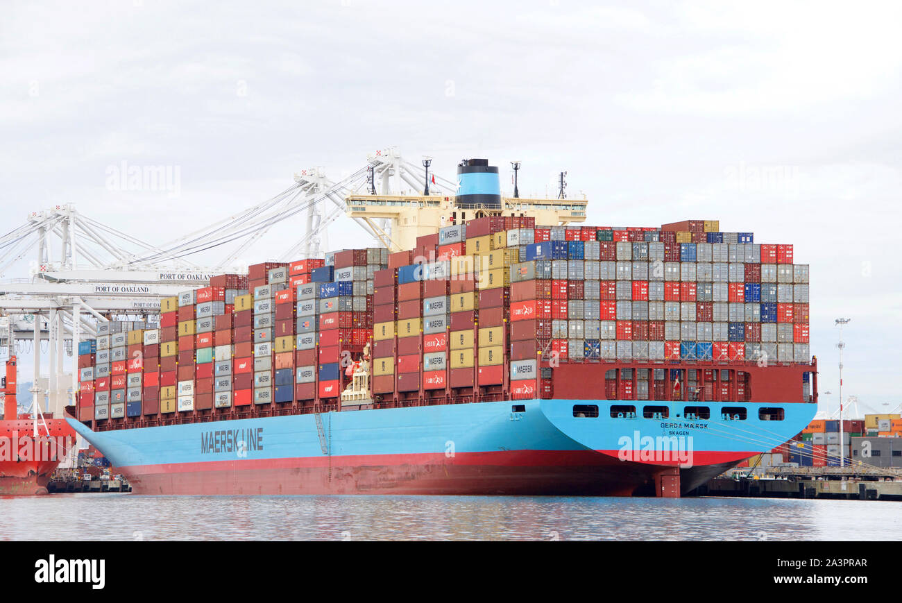 Oakland, CA - 7 de enero de 2019: un carguero GERDA MAERSK la carga en el puerto de Oakland. Maersk ha sido el mayor buque portacontenedores operador y alimentación Foto de stock