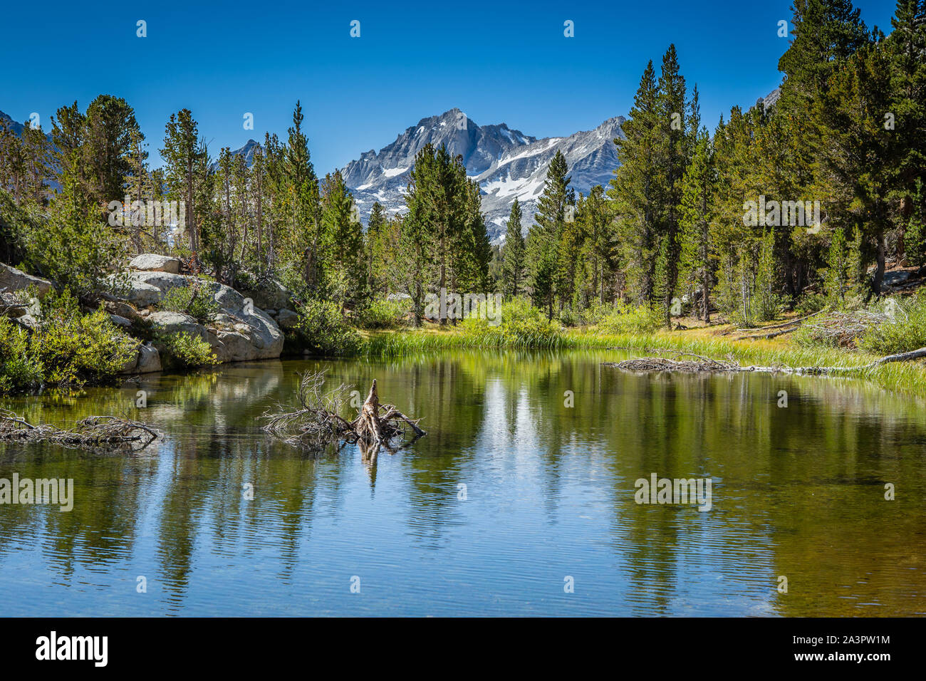 Lago de montaña en la parte oriental de Sierra Nevada, California; EE.UU. Foto de stock
