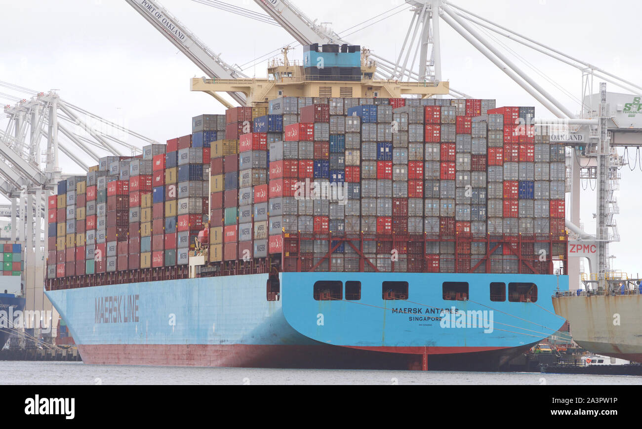 Oakland, CA - April 14, 2019: la nave de carga MAERSK ANTARES carga en el puerto de Oakland. Maersk ha sido el mayor buque portacontenedores operador y alimentación Foto de stock