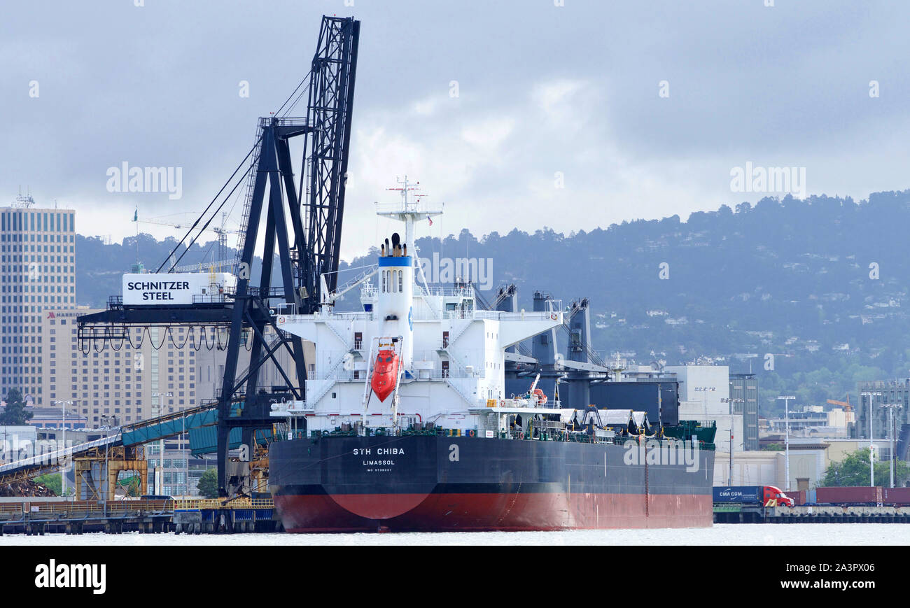 Oakland, CA - 16 de mayo de 2019: Bulk Carrier STH CHIBA la carga en el puerto de Oakland. Schnitzer Steel recicla chatarra en productos siderúrgicos acabados s Foto de stock