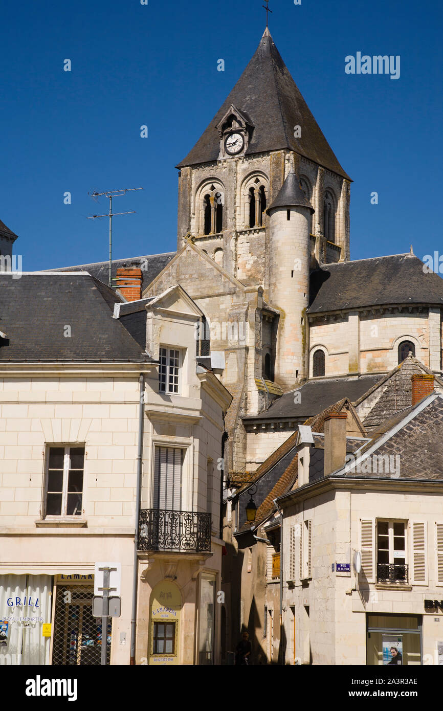 La iglesia y el pueblo de Saint-Aignan sur Cher, Francia Foto de stock