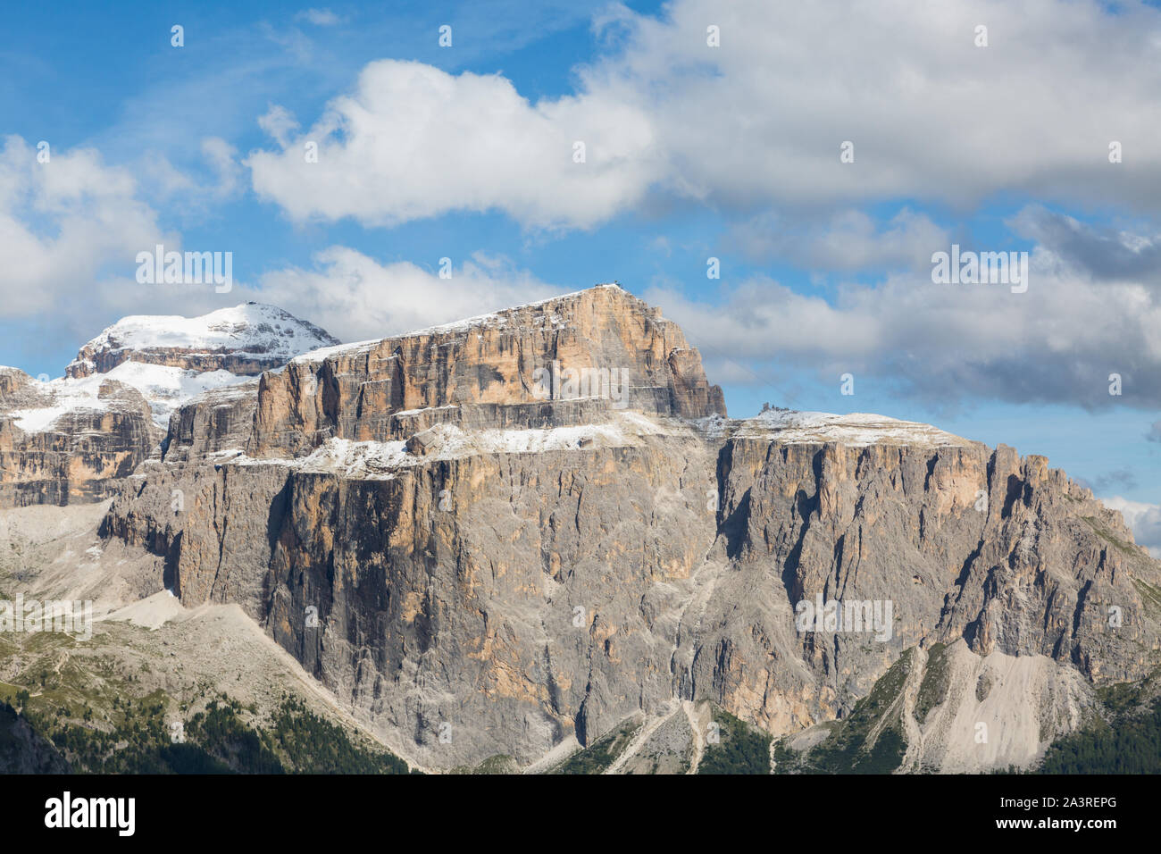 Grupo Sella en Dolomitas con Piz Boe cumbre de montaña, nublado cielo azul Foto de stock