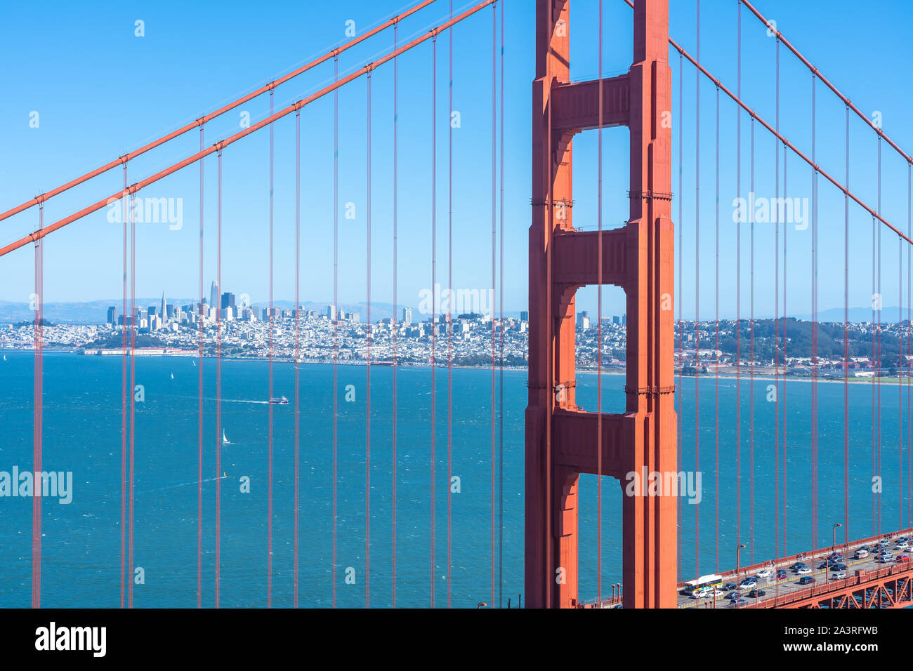 Puente Golden Gate con el horizonte de San Francisco Foto de stock