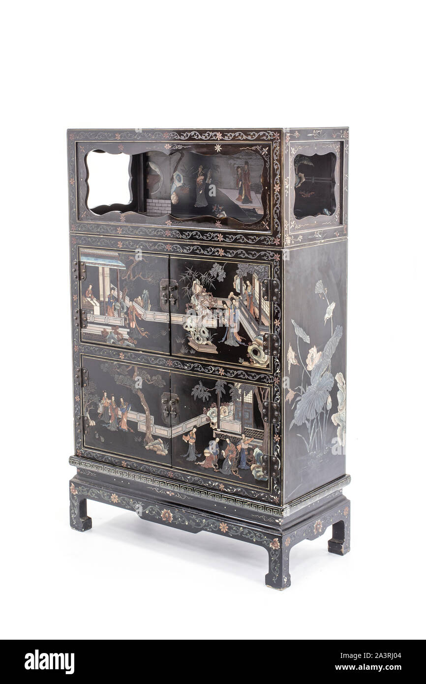 Viejo sucio cajón de madera con hermosas y ricas incrustaciones en estilo chino. Francia Foto de stock