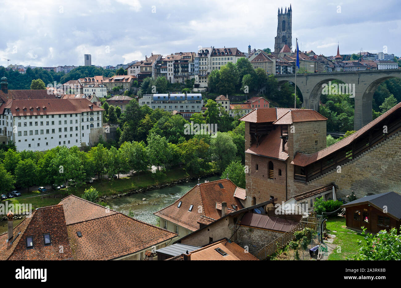 Ver en Friburgo, Suiza, mostrando la fortificación medieval de la Torre Roja y la catedral de fondo Foto de stock