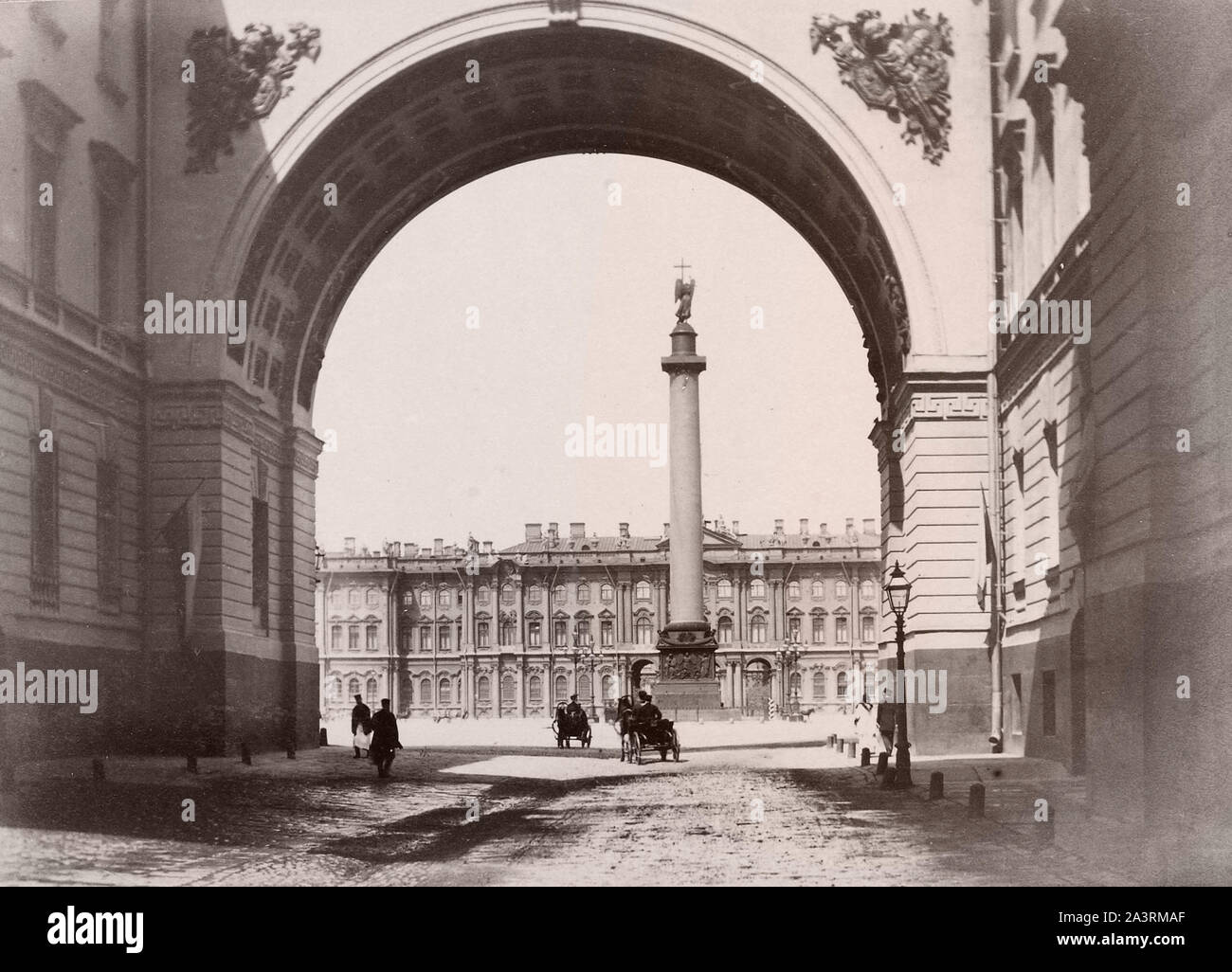 Vista del palacio de invierno a través del arco del personal general del edificio. San Petersburgo. El Palacio de Invierno fue la residencia oficial de la Federación de Rusia Foto de stock