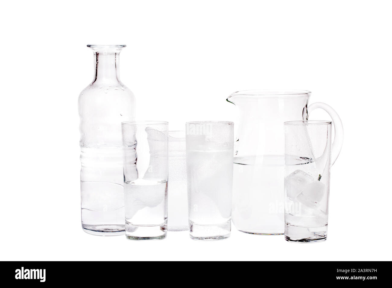 Studio picture de jarra de agua, botellas y vasos con trazado de recorte Foto de stock