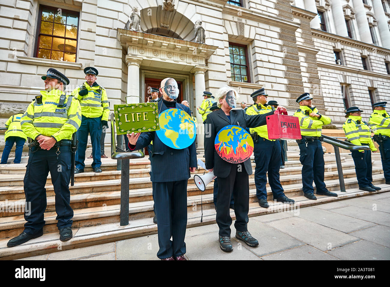 Londres, Reino Unido - Oct 9, 2019: activistas ambientales de la extinción rebelión ioutside el edificio de la Tesorería, en el tercer día de un planificado dos semanas de protestas. Foto de stock