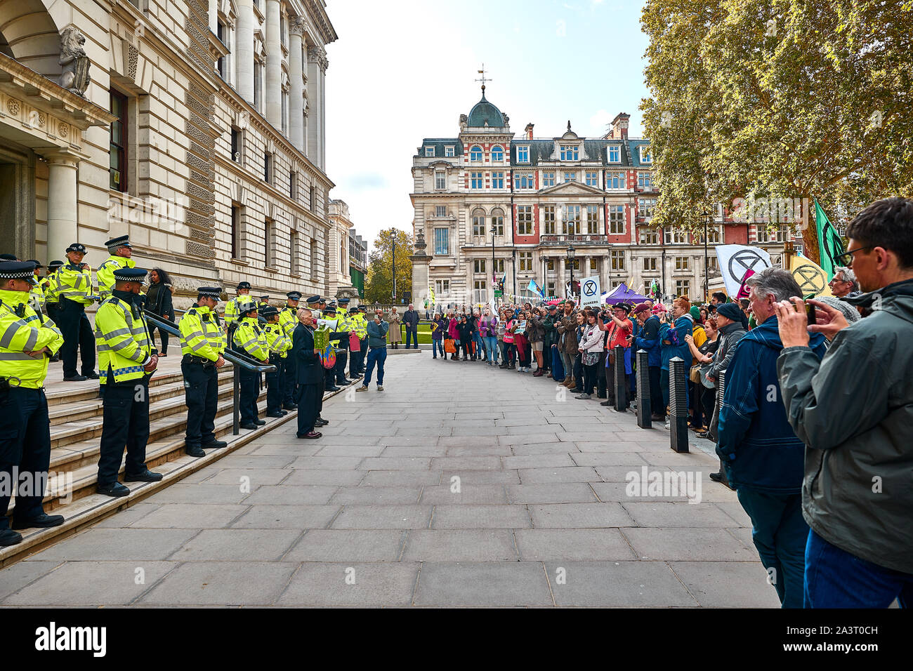 Londres, Reino Unido - Oct 9, 2019: activistas ambientales de la extinción rebelión fuera del edificio de la Tesorería, en el tercer día de un planificado dos semanas de protestas. Foto de stock