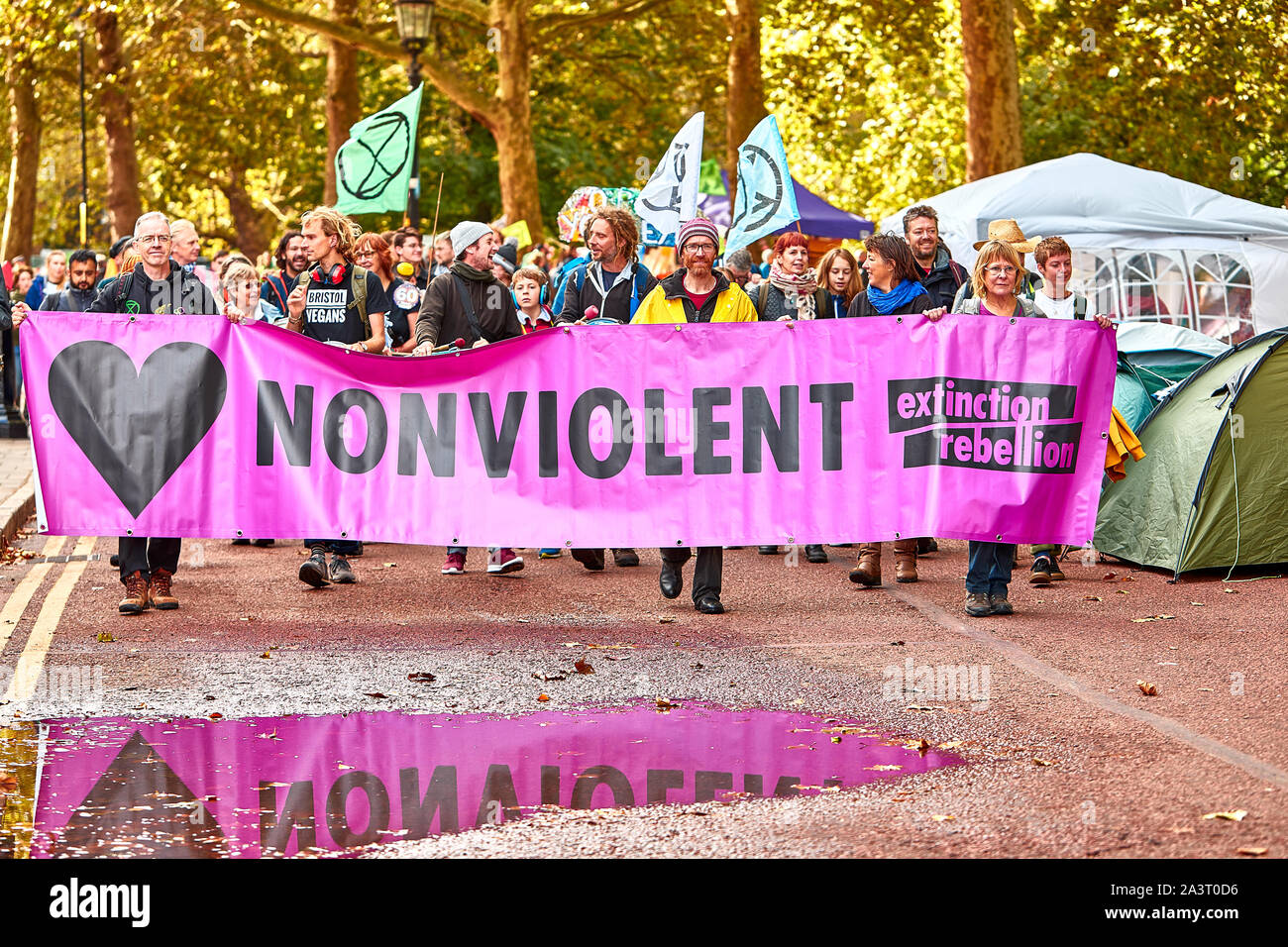 Londres, Reino Unido - Oct 9, 2019: activistas ambientales de la extinción rebelión guardias Caballo marchando por carretera en el tercer día de un planificado dos semanas de protestas. Foto de stock