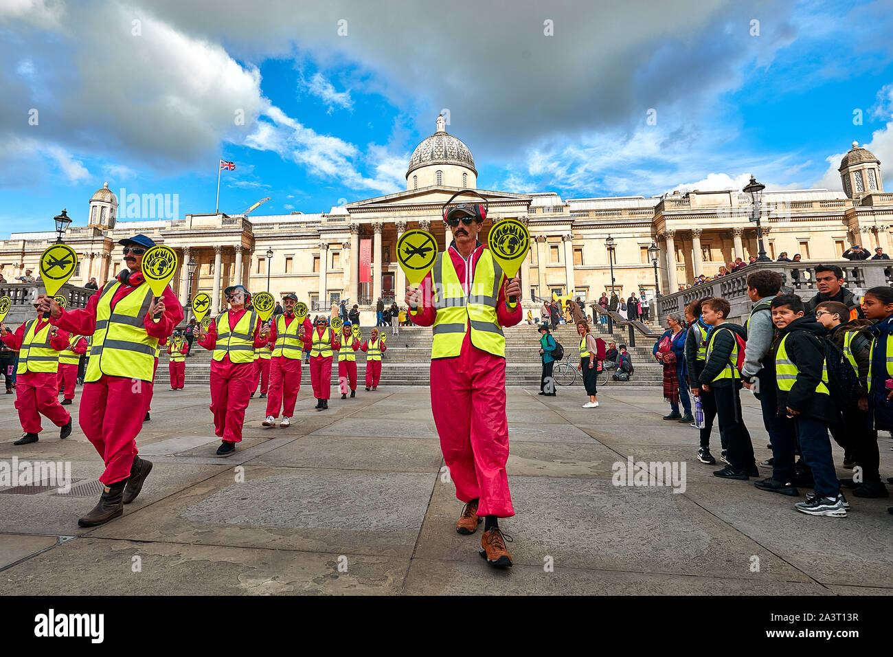 Londres, Reino Unido - Oct 9, 2019: activistas ambientales de la extinción rebelión vestidos como trabajadores de aterrizaje en Trafalgar Square para protestar contra los viajes aéreos. Foto de stock