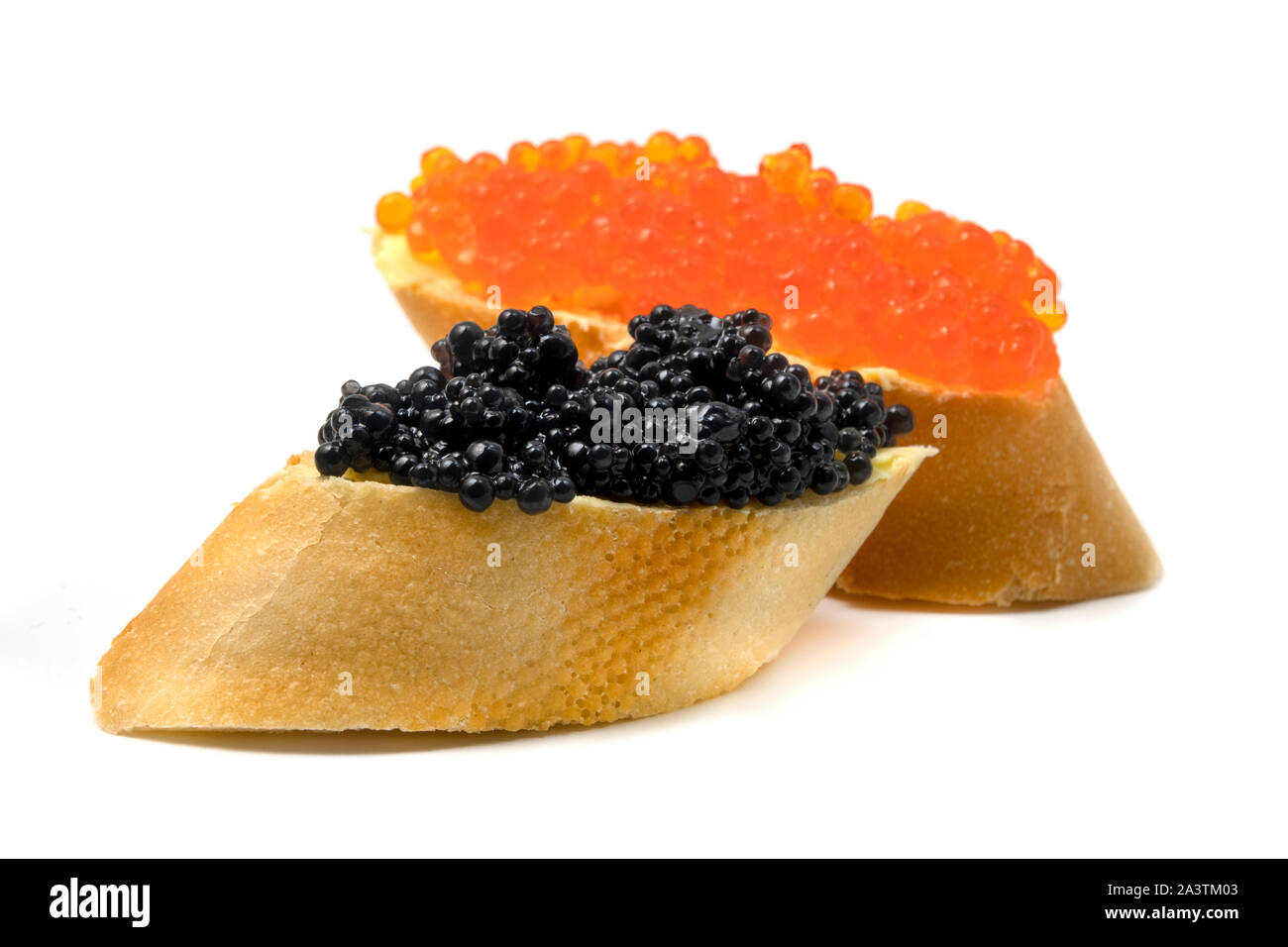 Huevas de salmón y caviar de esturión sobre un fondo blanco. Foto de stock