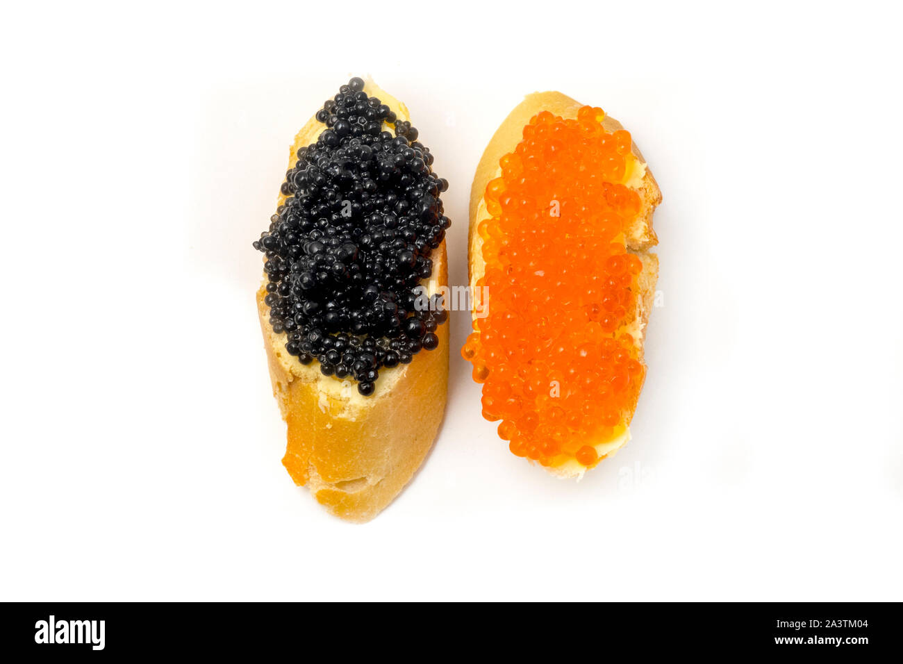 Huevas de salmón y caviar de esturión sobre un fondo blanco. Foto de stock