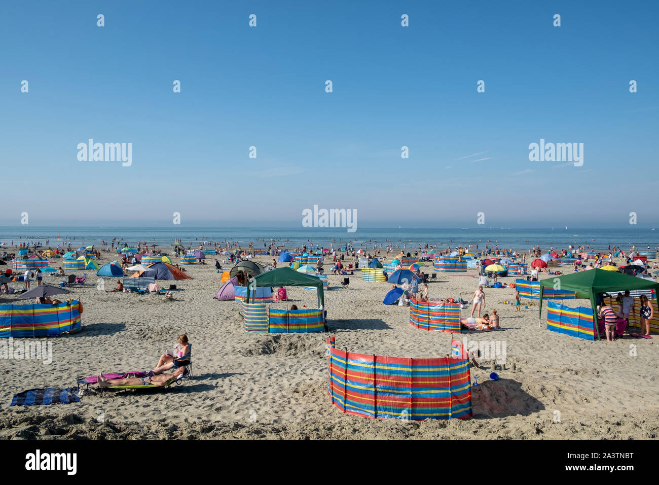 West Wittering Beach en agosto del Bank Holiday Weekend con vacaciones disfrutando del sol y la arena. Foto de stock