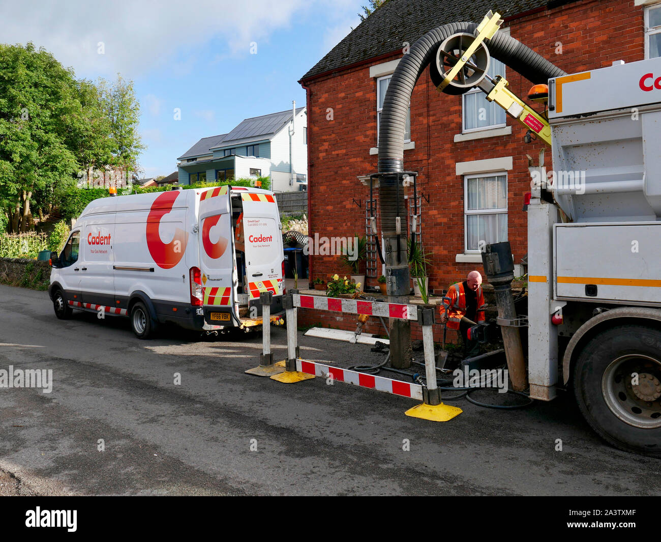 Noticias REINO UNIDO: Día 3 - Gas Cadent ingenieros trabajan para solucionar el suministro de gas de Wirksworth, Derbyshire, ya que fue cortado a 1000 - 1500 hogares cuando una ráfaga de agua inundó la red del sistema de suministro de gas. Foto de stock