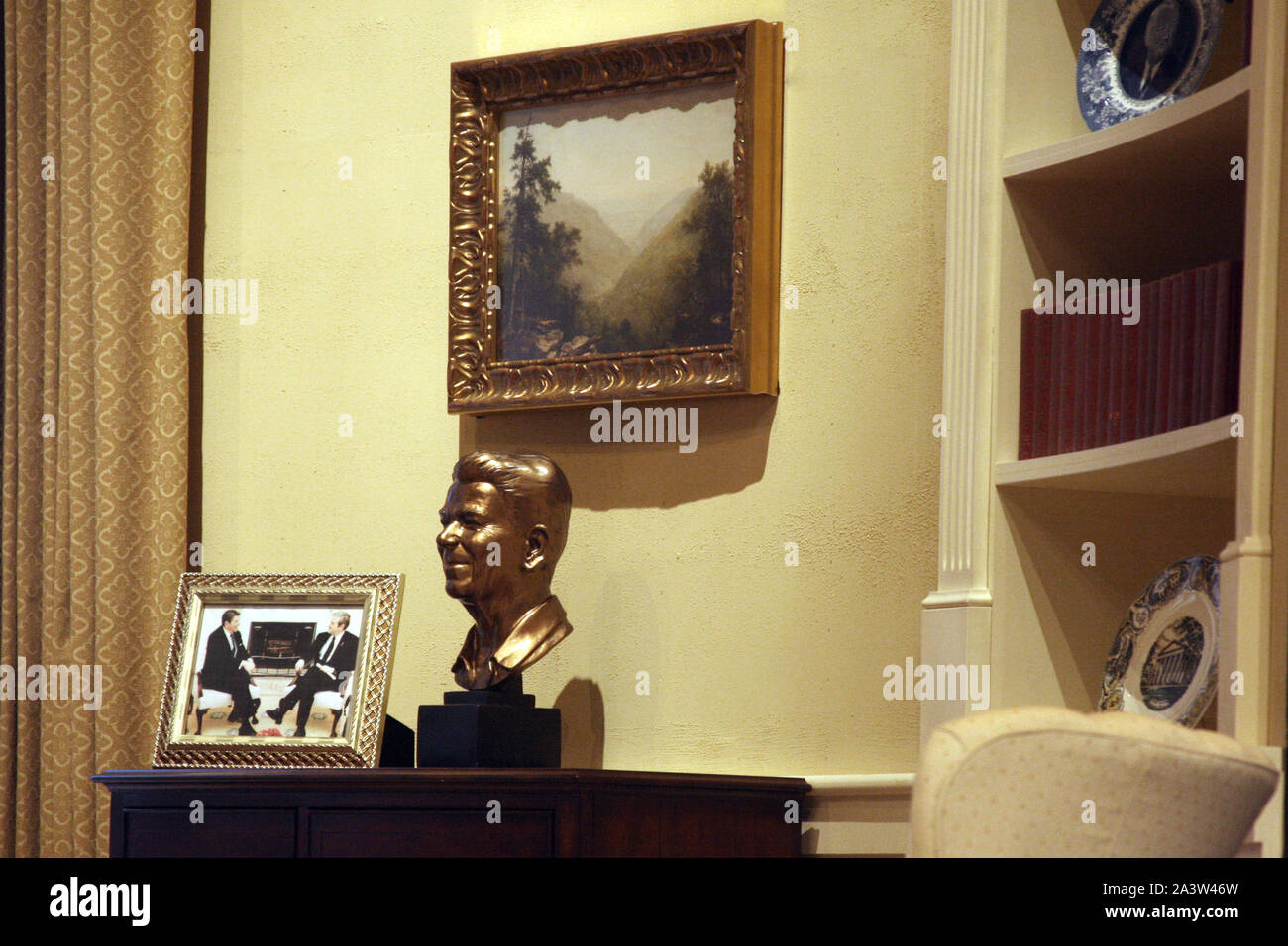 Réplica de la Oficina Oval, el espacio de trabajo de la oficina del presidente de los Estados Unidos en Washington, DC, Estados Unidos de América. Busto del presidente Ronald Reagan. Foto de stock