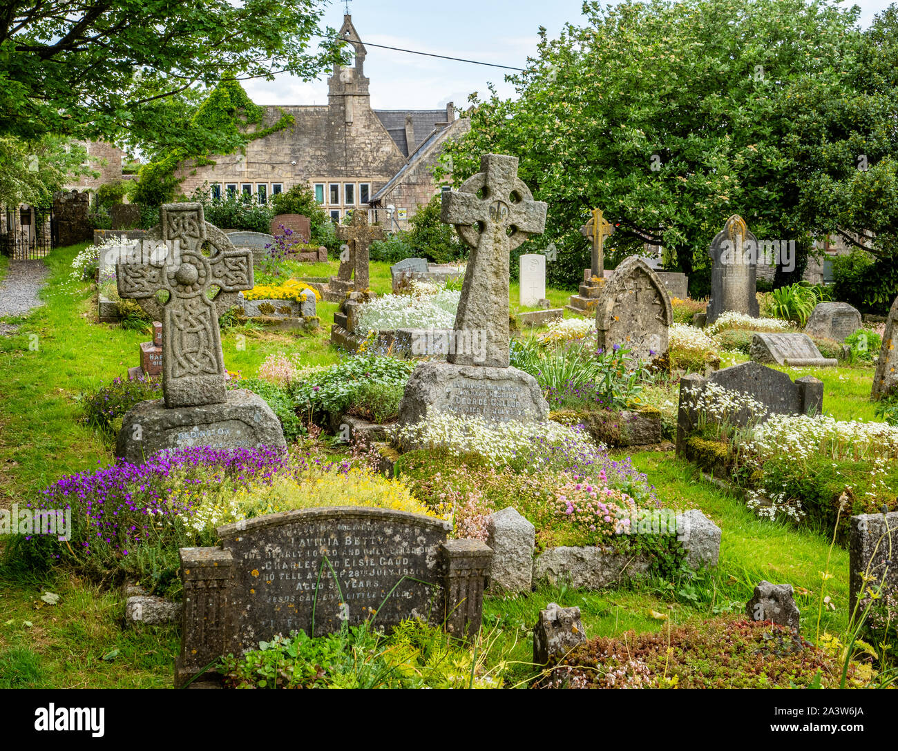 Cementerio de flores plantadas para atraer polinizadores como las abejas y mariposas en St Michael's iglesia parroquial Dundry aldea cerca de Bristol en Somerset, Reino Unido Foto de stock