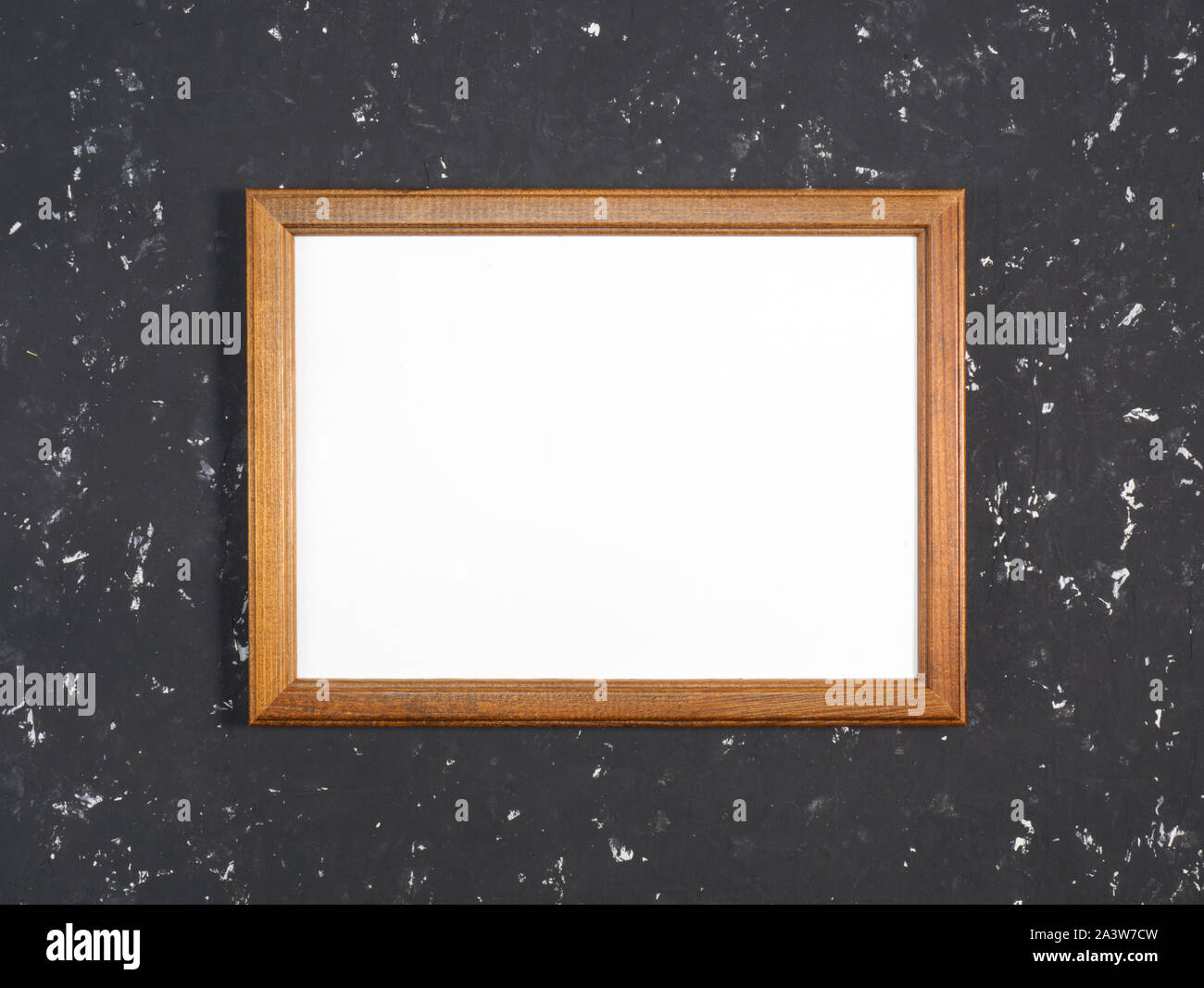 Bastidor de madera con hojas en blanco para copiar el espacio sobre un fondo de cemento negro Foto de stock