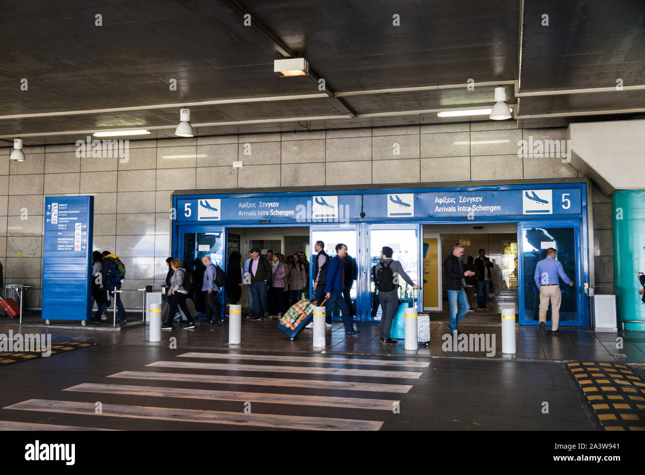 Atenas, Grecia. Las personas que entran y salen de la terminal de salidas del aeropuerto