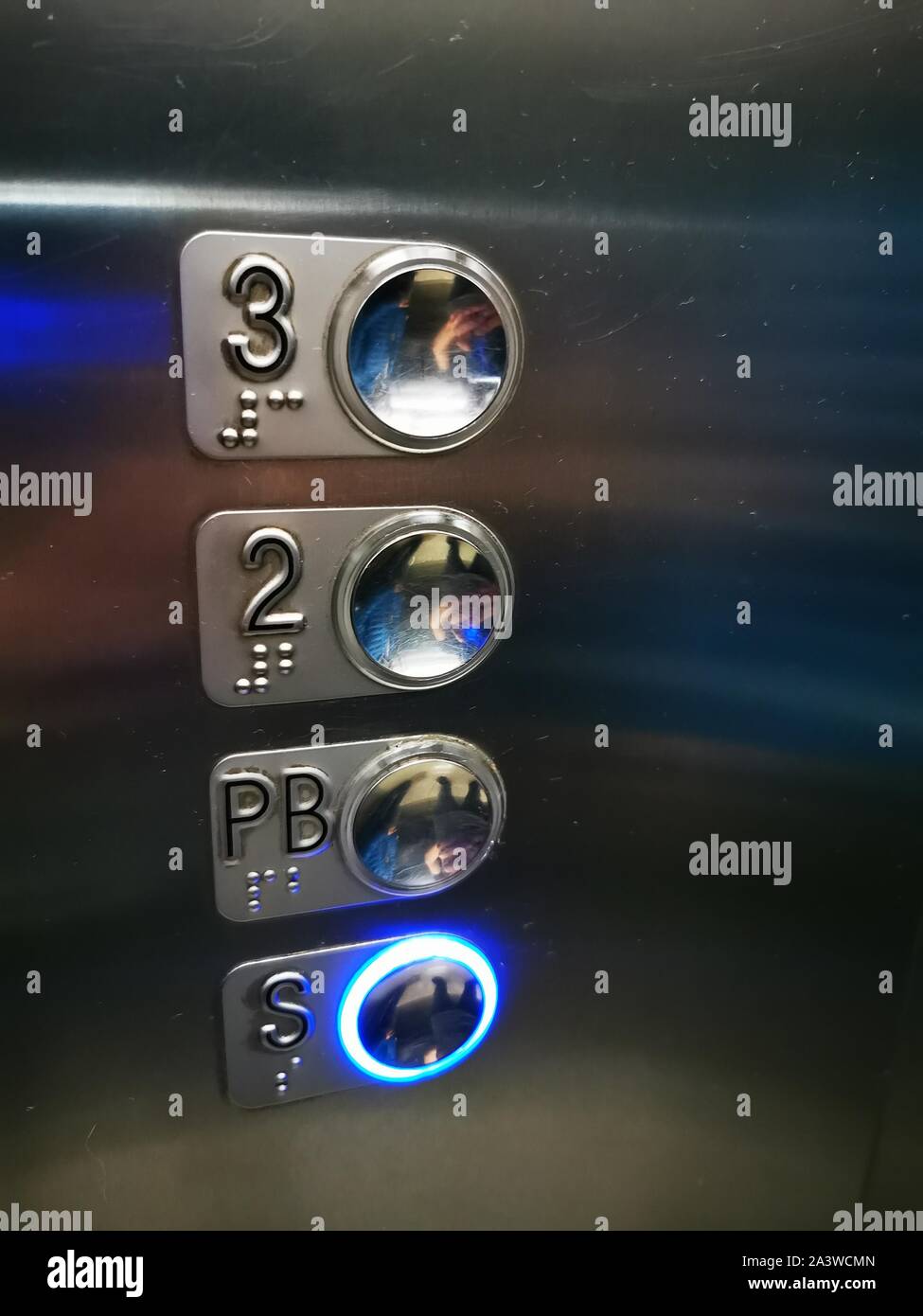 Pantalla del ascensor fotografías e imágenes de alta resolución - Alamy