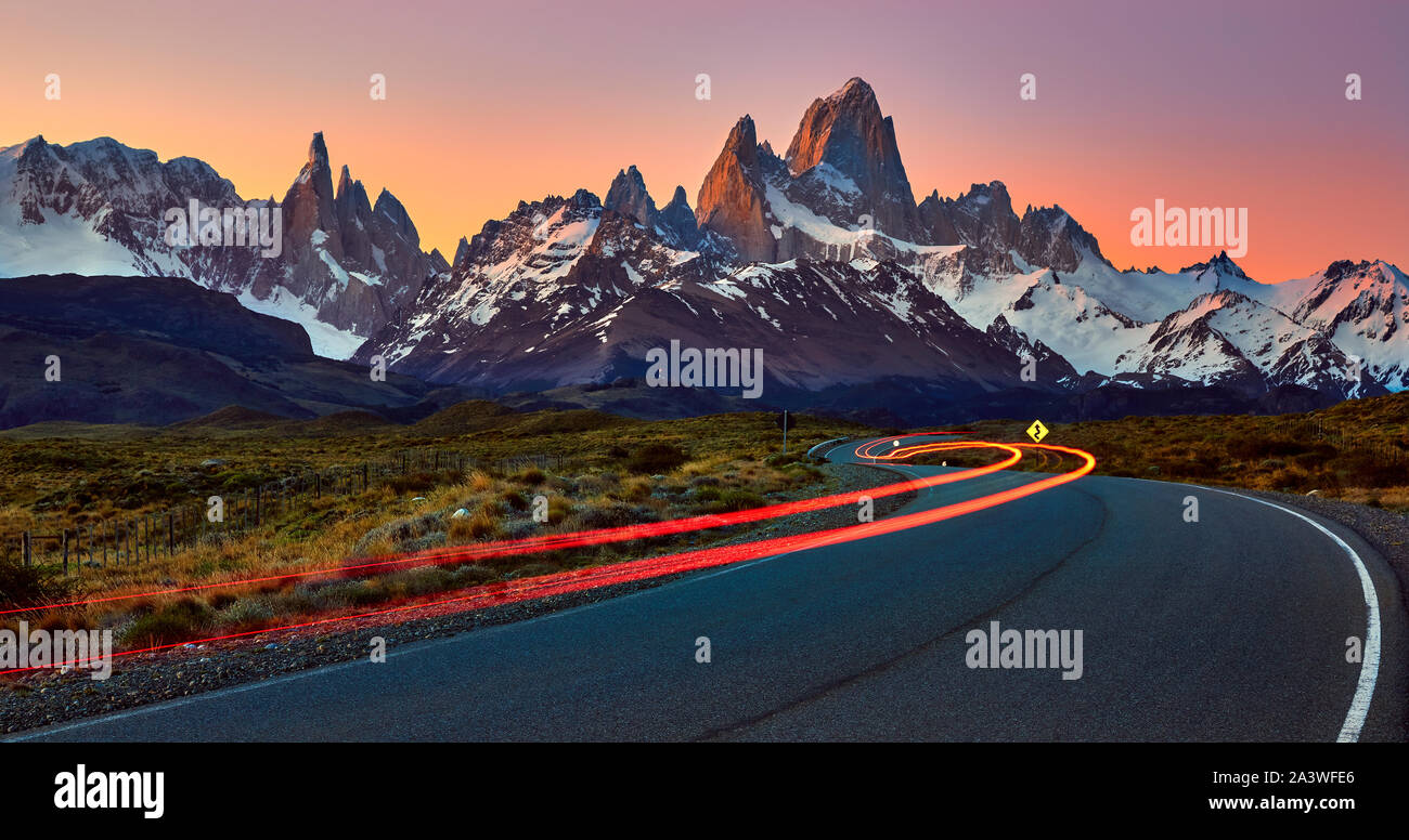 El Monte Fitz Roy y el Cerro Torre al atardecer, byt la ruta. EL Chalten, Santa Cruz, Argentina. Foto de stock