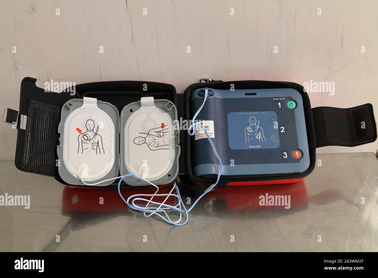 Desfibrilador externo semiautomático abrió mostrando las 2 almohadillas de  pecho Fotografía de stock - Alamy