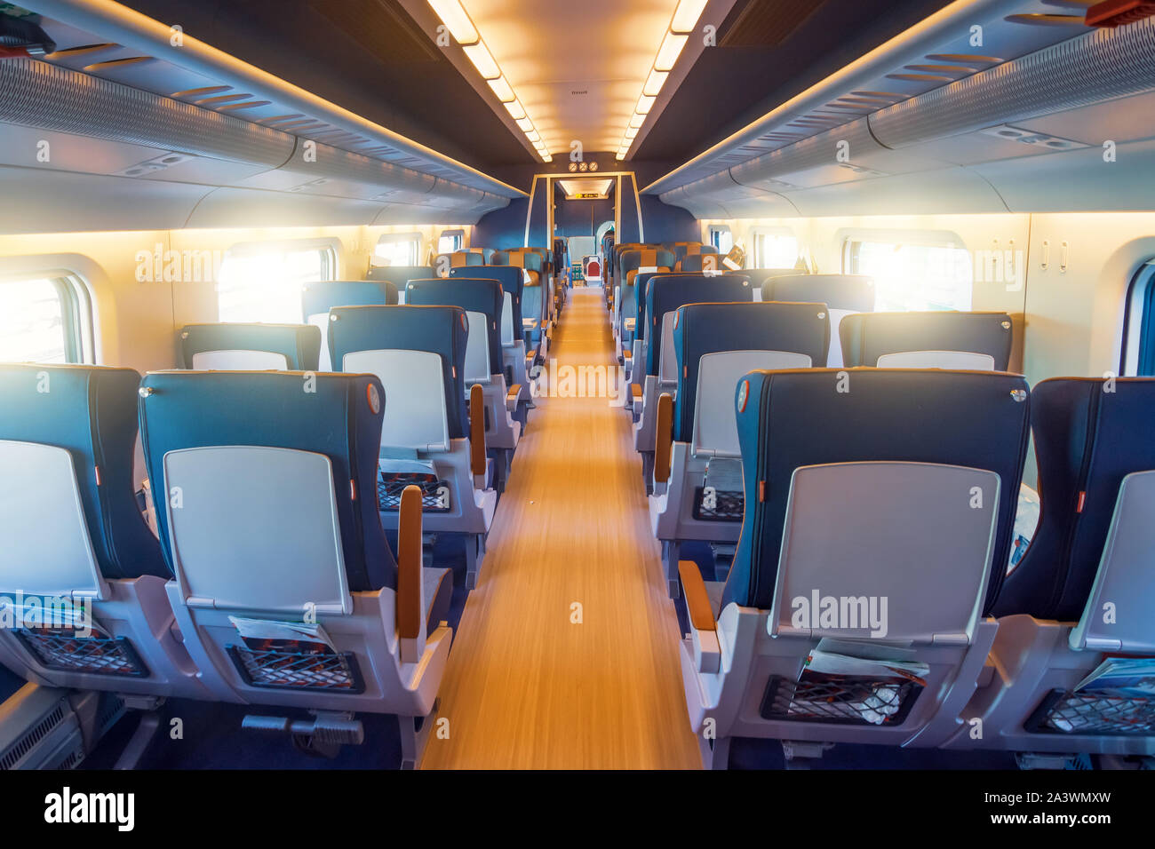 Pasaje en el coche de pasajeros de un tren de alta velocidad, vista de los asientos Foto de stock
