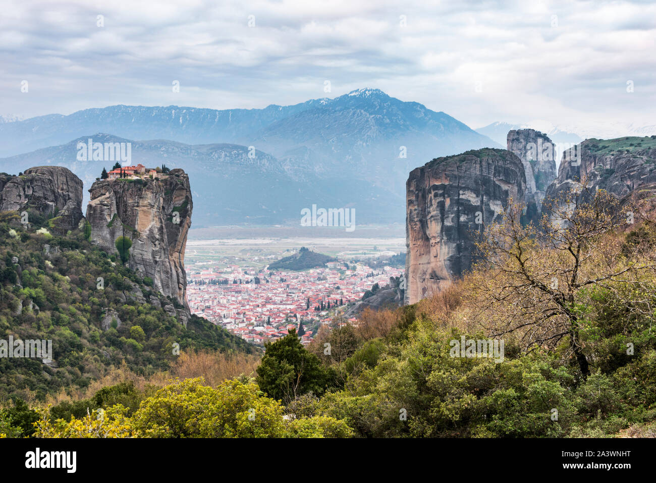 Paisaje en Meteora con el Monasterio de Agia Triada y la ciudad de Kalabaka Foto de stock