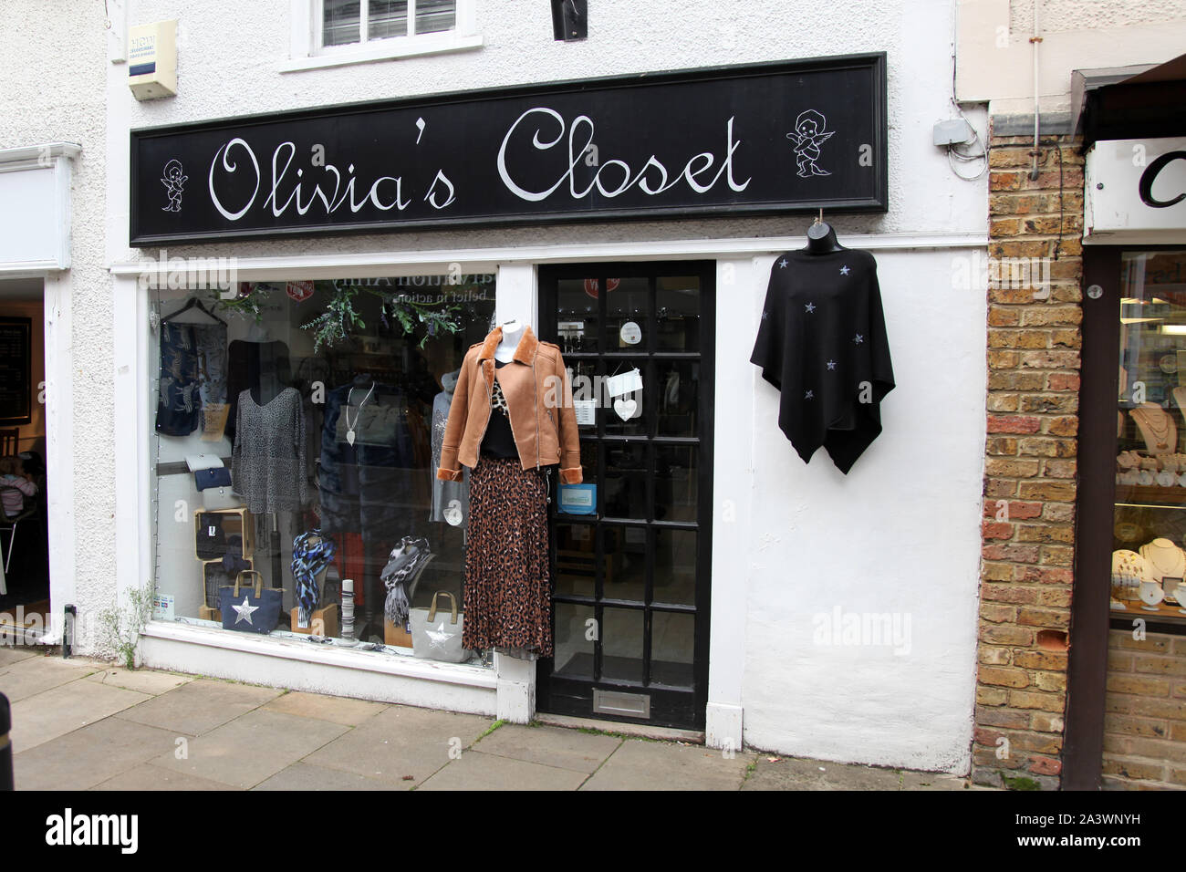 Leatherhead, Surrey, Reino Unido - Olivia's closet, una tienda de ropa  boutique situado en Leatherhead High Street, 2019 Día Fotografía de stock -  Alamy