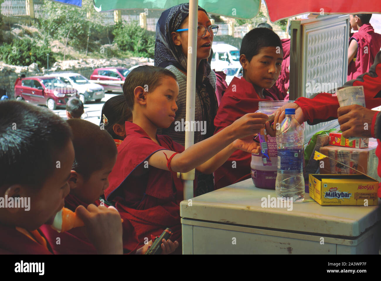 Una nueva visión, cuando vi poco monjes comprar chocolates sin restricción alguna. Viven muy felices. En la llave de monasterio, valle de Spiti. Foto de stock