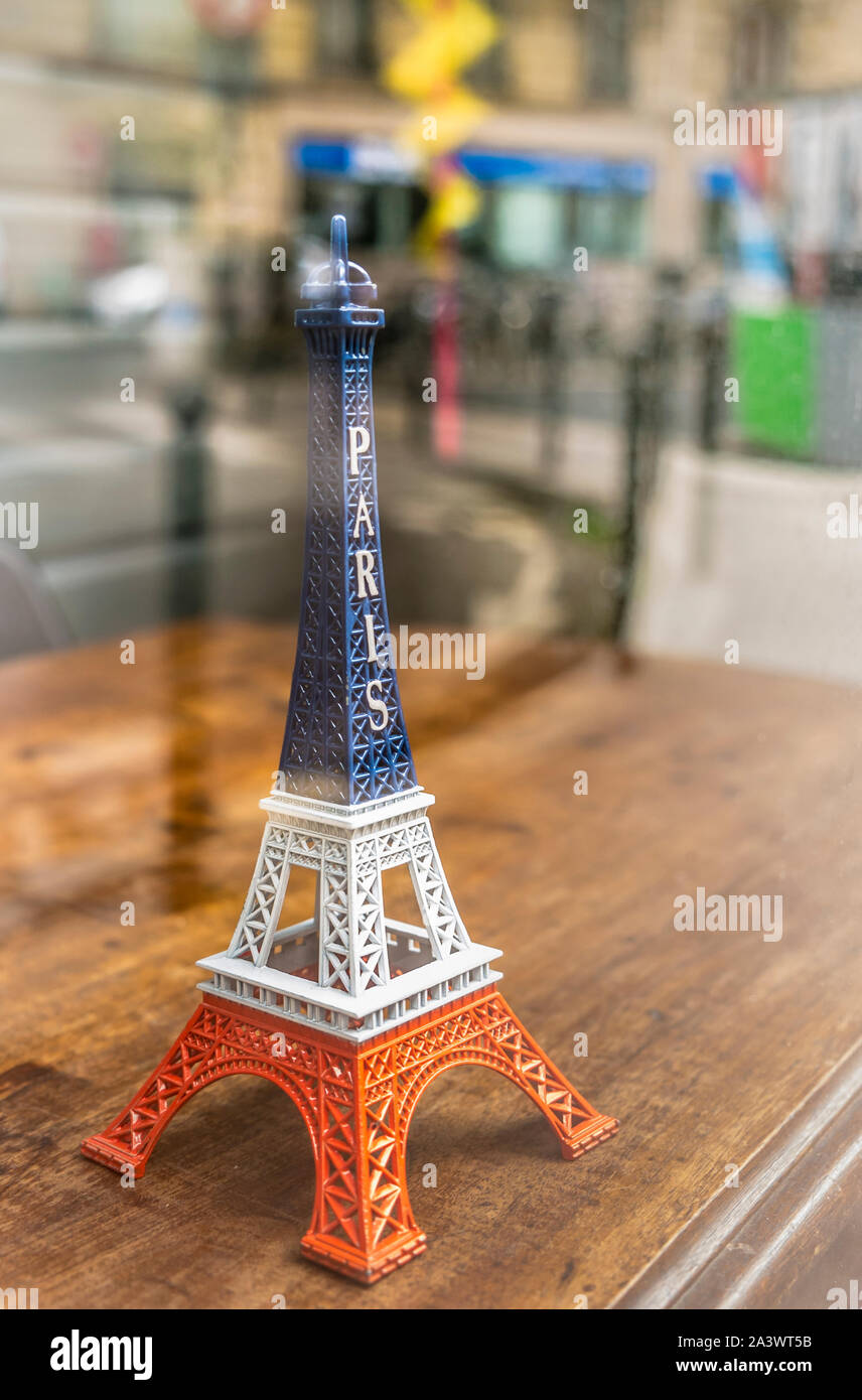 Un modelo en pequeña escala de la torre Eiffel en un mapa de París, Francia  Fotografía de stock - Alamy