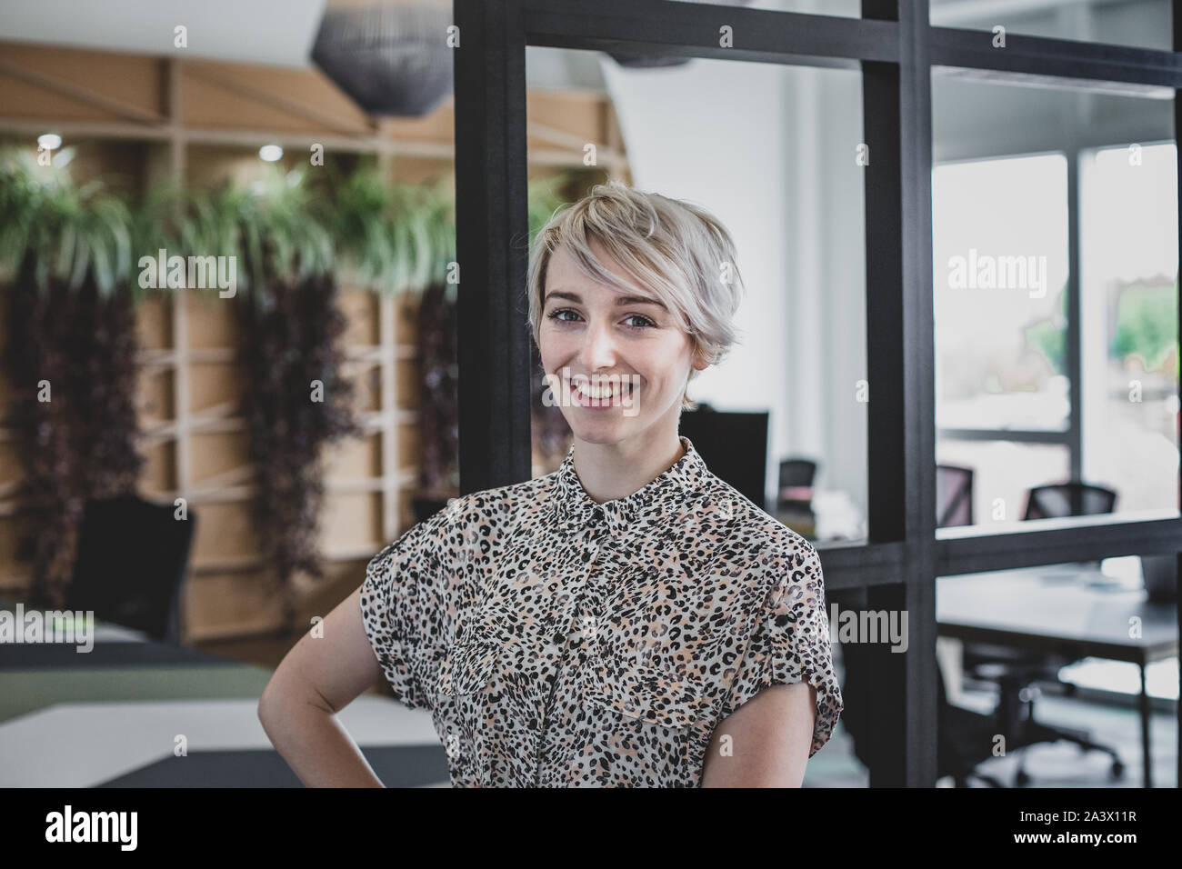 Retrato de una mujer freelancer en un espacio de coworking Foto de stock