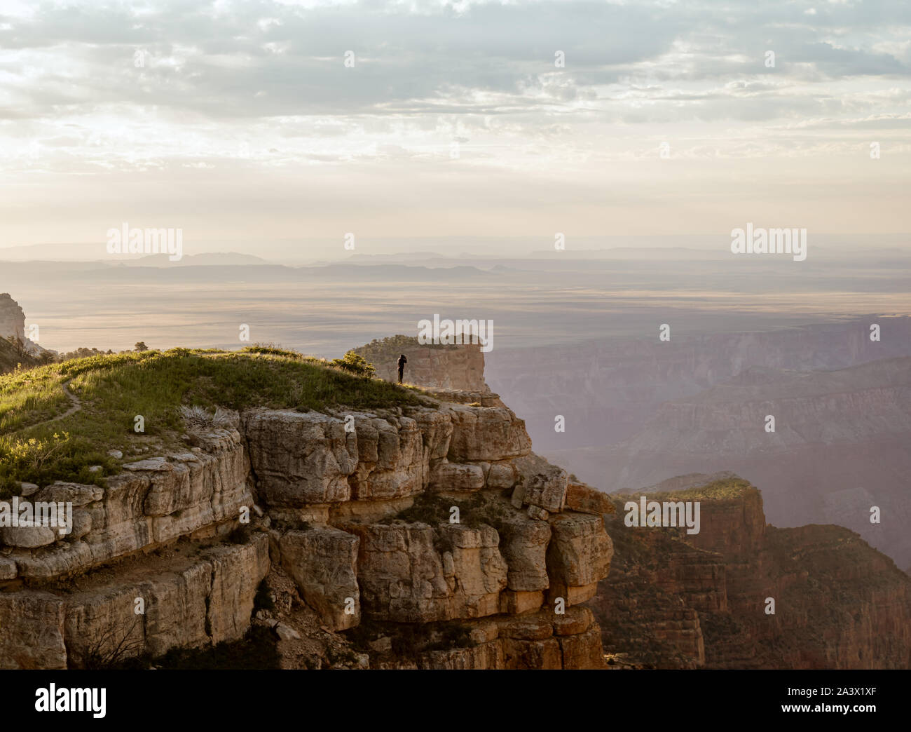 Un fotógrafo toma una imagen de Grand Canyon North Rim de la montura Mountain tienen vistas al Bosque Nacional Kaibab. Foto de stock