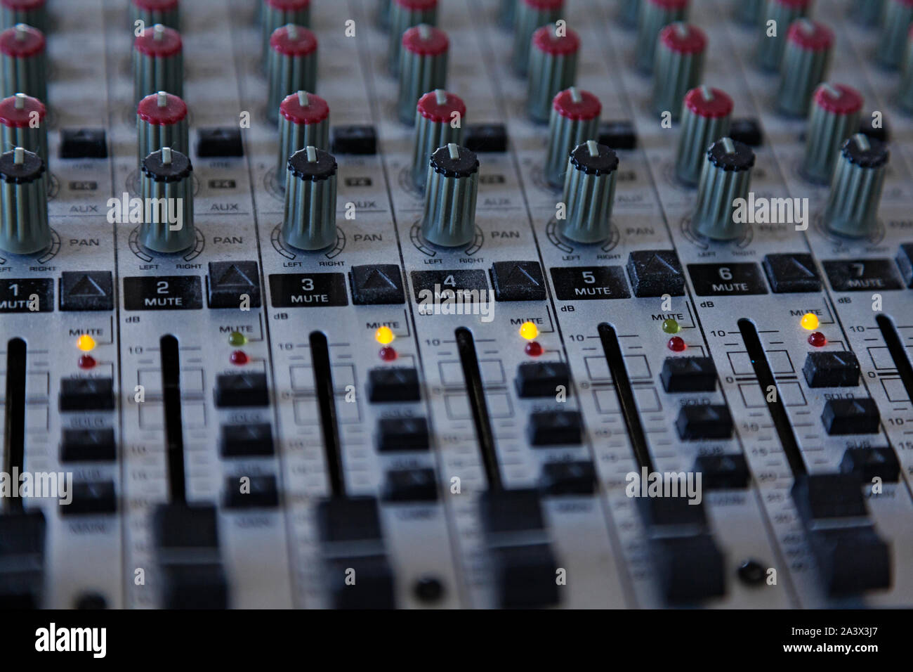 Studio polvoriento y mesa de mezclas para el sonido y la música, una gran  cantidad de botones y mandos Fotografía de stock - Alamy