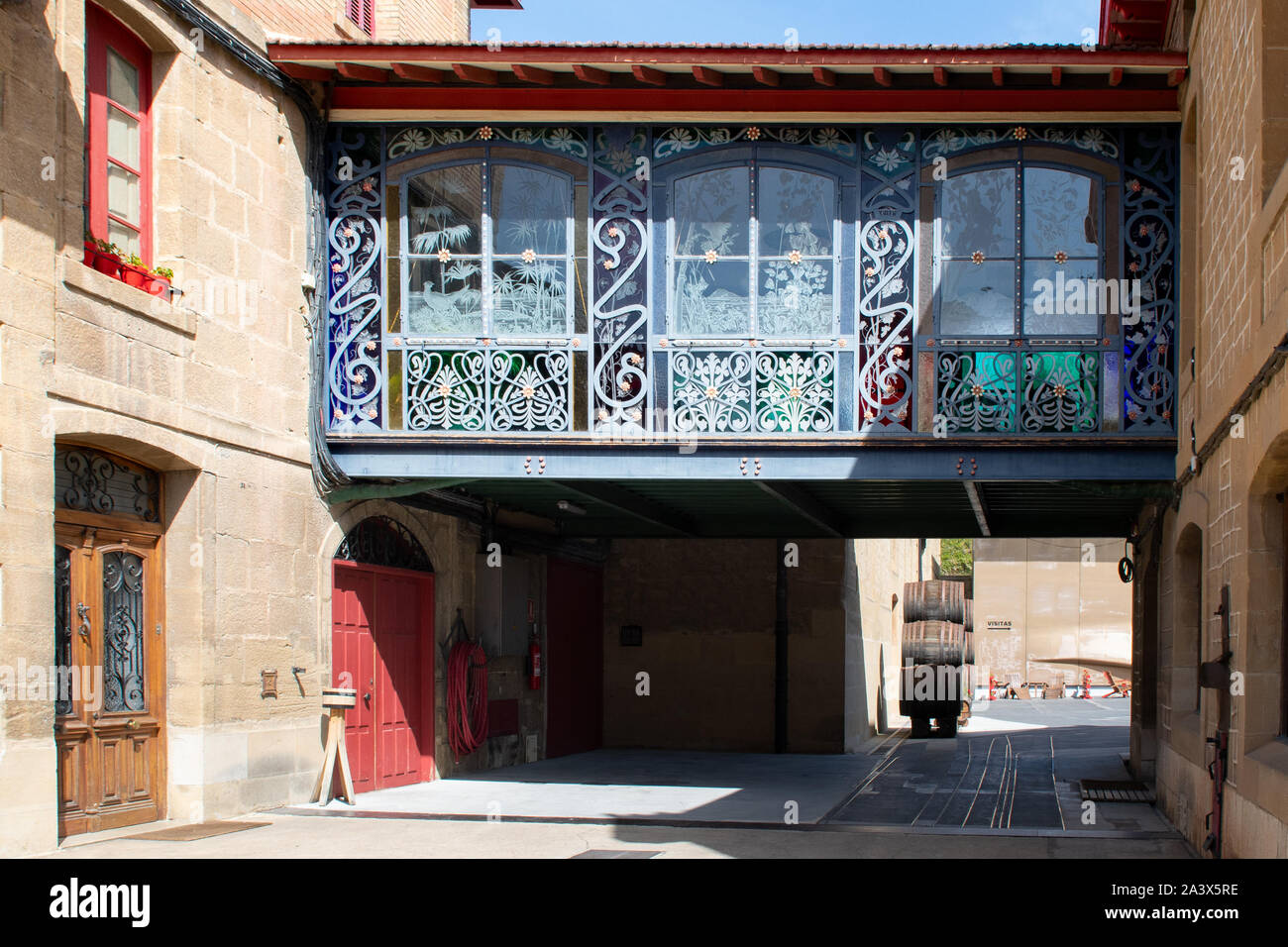 La Galería vinculando los edificios de Bodegas López de Heredia Viña Tondonia, Haro, La Rioja, España, Europa Foto de stock