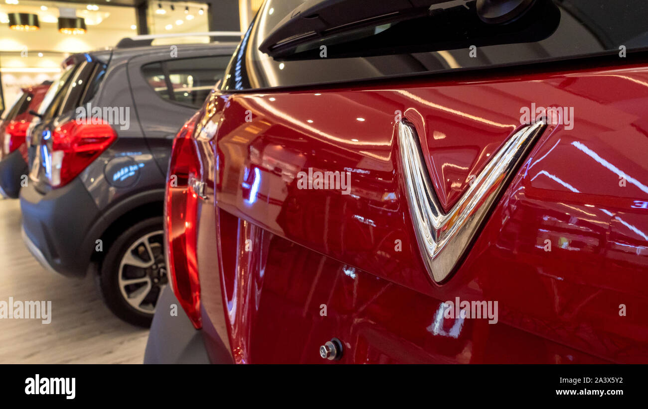 Ho Chi Minh, Vietnam - 27 Septiembre 2019 : Vinfast coche logo light sign. El primer fabricante de automóviles privados startup con sede en Saigón ,una m Foto de stock