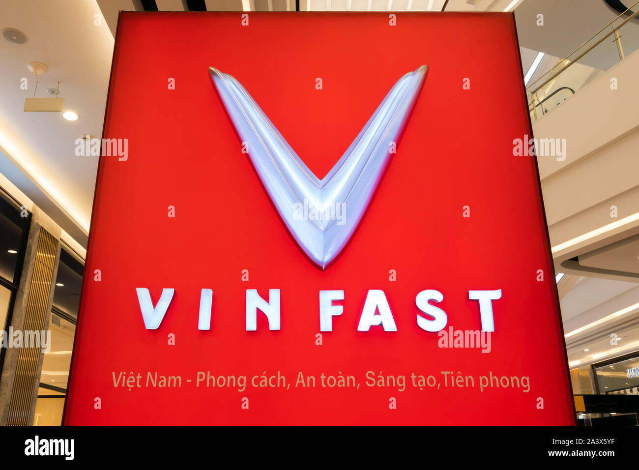 Ho Chi Minh, Vietnam - 27 Septiembre 2019 : Vinfast coche logo light sign. El primer fabricante de automóviles privados startup con sede en Saigón ,una m Foto de stock