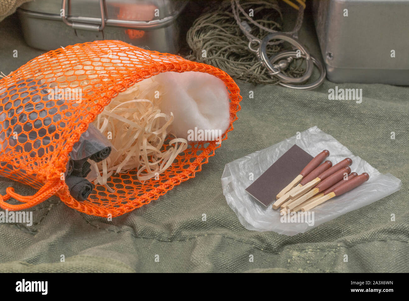 Habilidades de Supervivencia - encendedores de fuego / fire-materiales de iluminación. Bolsa de charcloth, lana de madera, algodón + stormproof coincidencias. Error de concepto de bolsa. Foto de stock