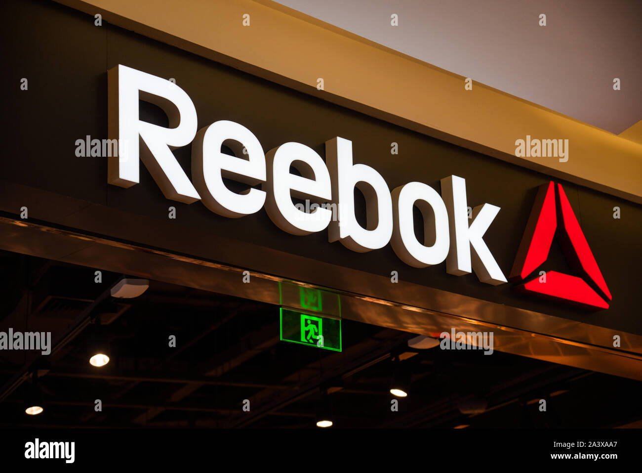 English calzado ropa, Reebok, visto el logotipo de la empresa en Shenzhen Fotografía de stock Alamy