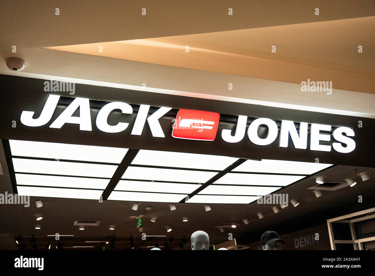 Logotipo de Jack & Jones, una marca de ropa de hombre poseído por Dinamarca  Clothing Company Bestseller una/s, visto en Shenzhen Fotografía de stock -  Alamy