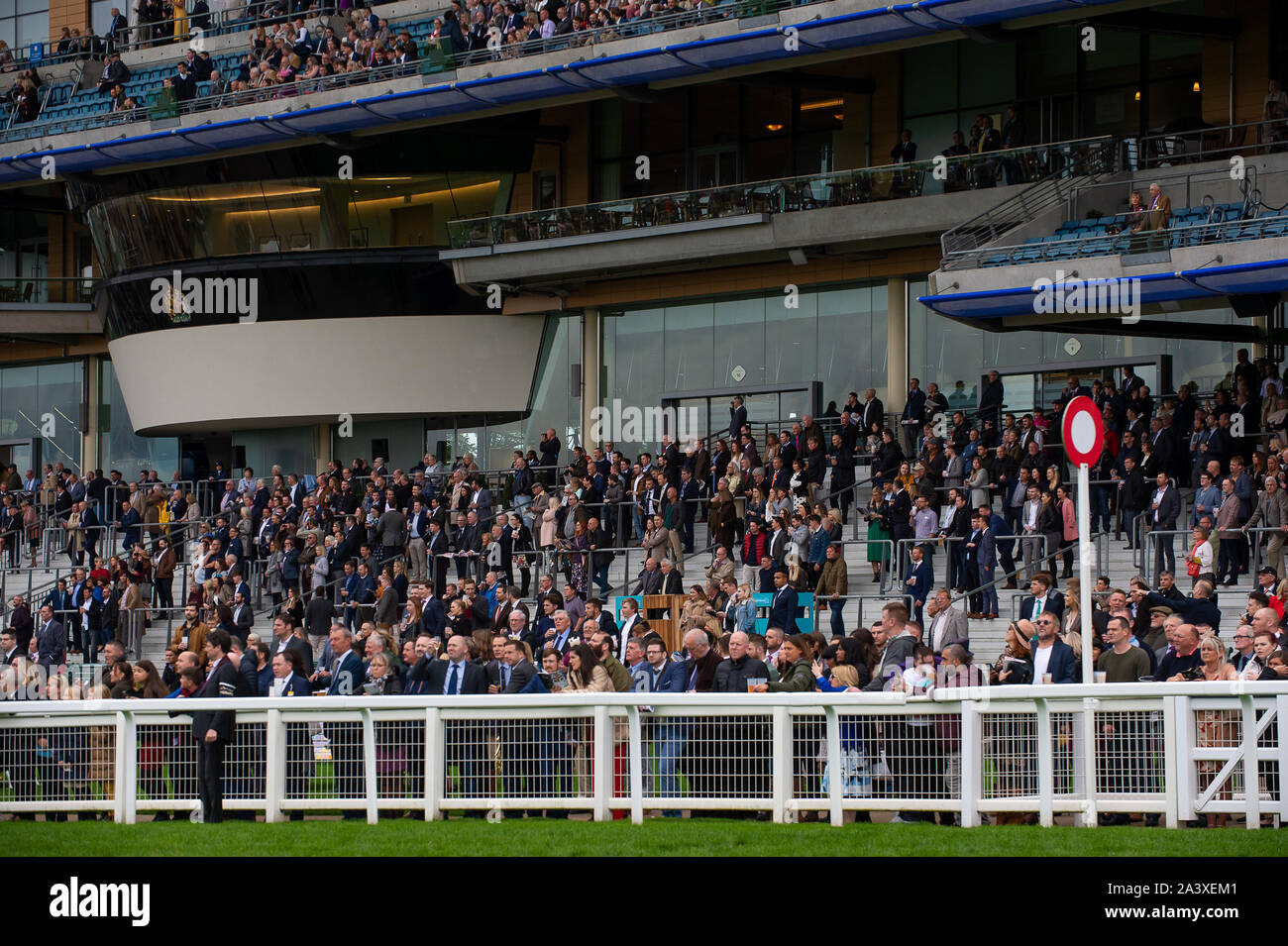 Fin de semana de carreras de otoño & Ascot Festival de la cerveza, el hipódromo de Ascot, Ascot, Berkshire, Reino Unido. El 05 de octubre, 2019. La tribuna en el hipódromo de Ascot repleto de racegoers disfrutando de las carreras. Crédito: Maureen McLean/Alamy Foto de stock